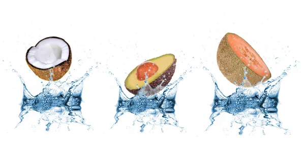 Vruchten vallen in water — Stockfoto