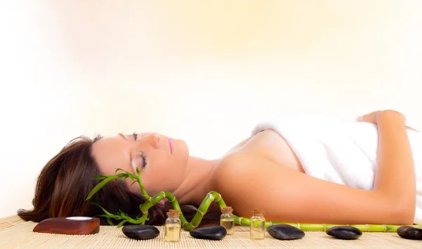 Frumoasa femeie relaxare în spa — Fotografie, imagine de stoc