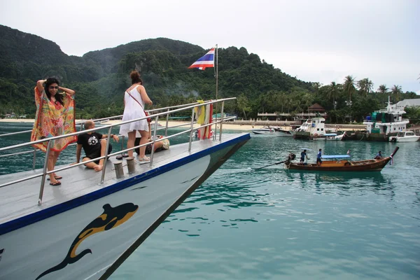 Turisté na lodi v Thajsku — Stock fotografie