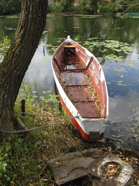Einsames Boot am See — Stockfoto