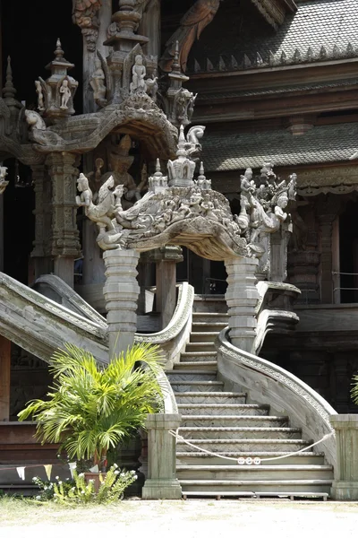 Tapınağın güzel merdiven — Stockfoto
