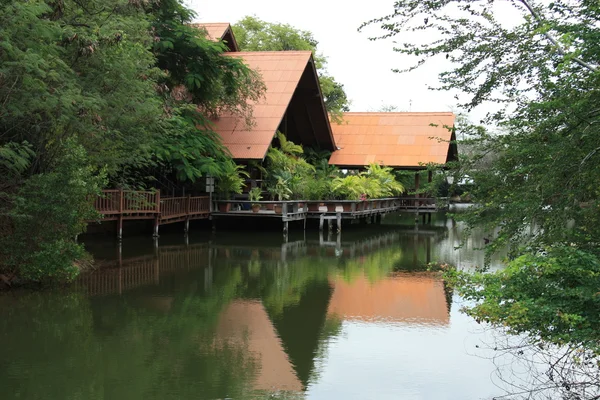 Maison au bord de la rivière tropicale, Thaïlande — Photo