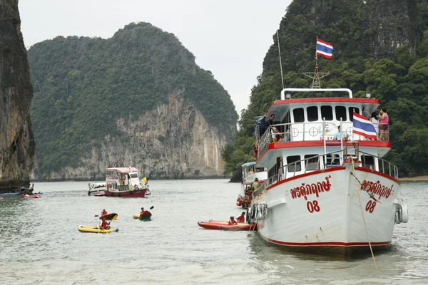 Turisták csónak és kenu, Thaiföld — Stock Fotó