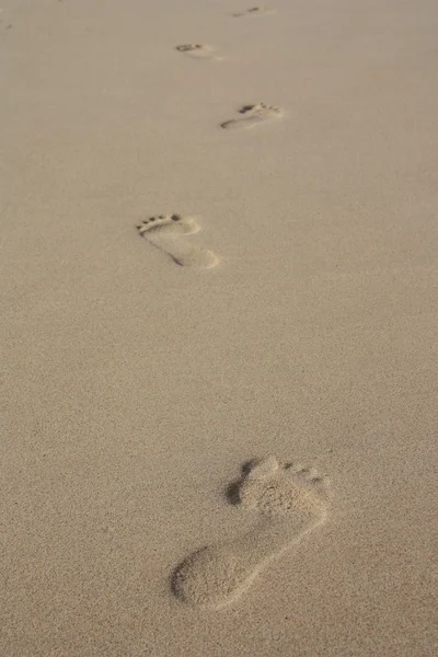 在海滩沙子的脚印 — 图库照片