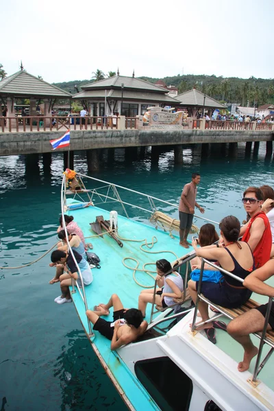 Turistas en el barco en el muelle —  Fotos de Stock