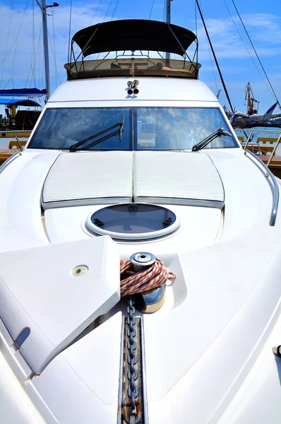 Bílý motorová jachta — Stock fotografie
