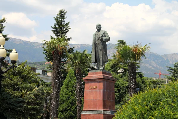 Monumento a Lenine na cidade de Yalta . — Fotografia de Stock