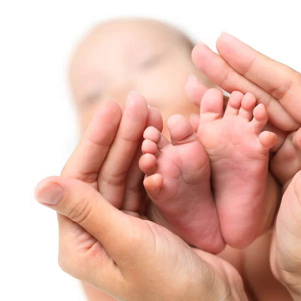 ママの手の中の赤ちゃんの足 — ストック写真