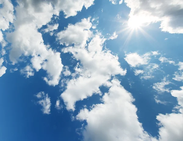 Blå himmel, moln och sol — Stockfoto