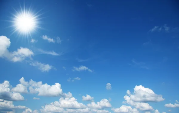 Блакитне небо, хмара і сонце — стокове фото