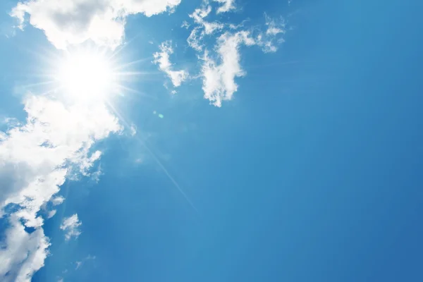 Голубое небо, облако и солнце — стоковое фото