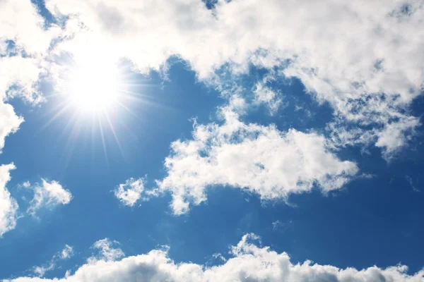 Блакитне небо, хмара і сонце — стокове фото