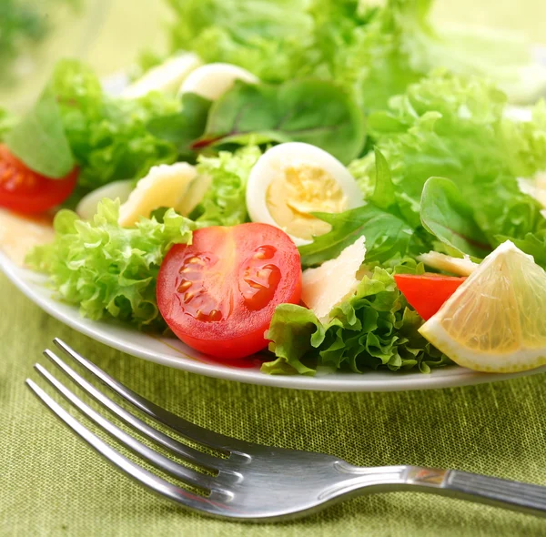 Frischer Salat mit Tomaten und Wachteleiern. — Stockfoto