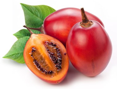 tamarillo meyve yaprakları ile