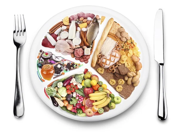 Productos de equilibrio alimentario en un plato . —  Fotos de Stock