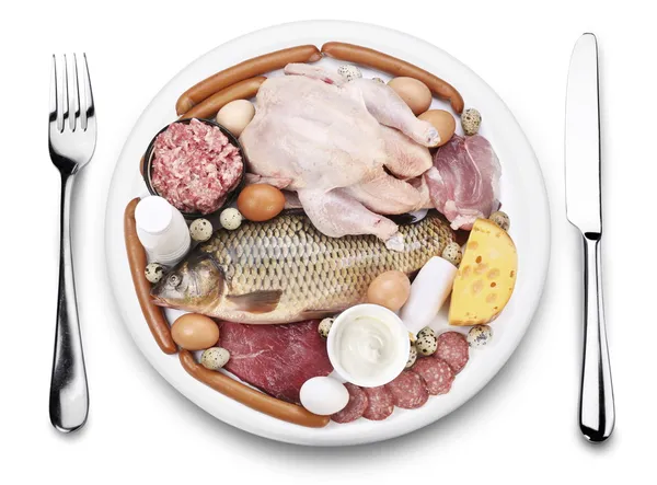 Rått kjøtt og melkeprodukter på en tallerken . – stockfoto