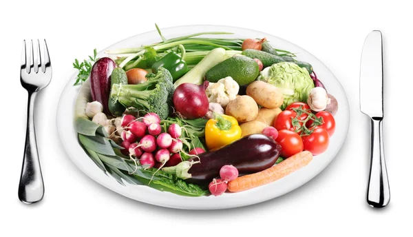 Много овощей на тарелке . — стоковое фото