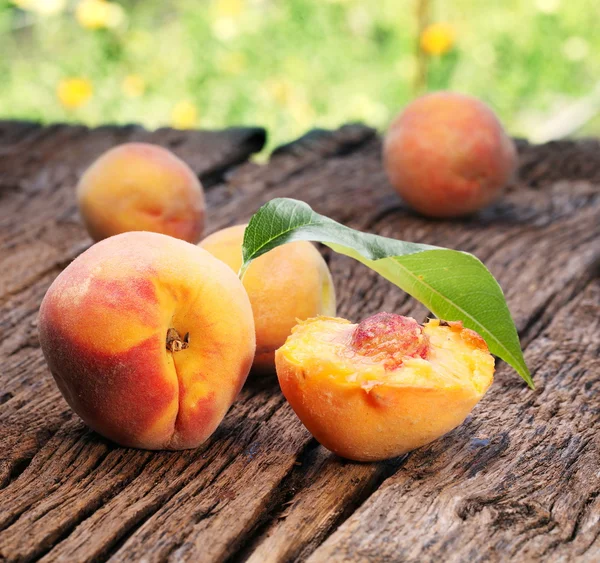 stock image Peaches with leaves