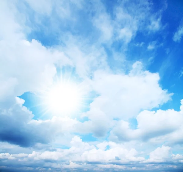 Błękitne niebo, chmury i słońce — Zdjęcie stockowe