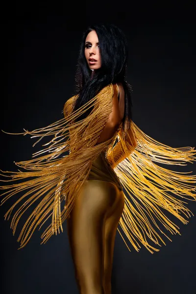 Сексуальная женщина в золотом платье — стоковое фото