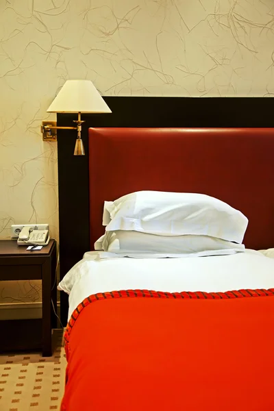 Υπνοδωμάτιο στο ξενοδοχείο — 图库照片