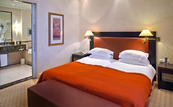 Camera da letto moderna in hotel — Foto Stock