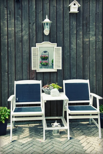 Cadeiras de madeira por jardim em casa — Fotografia de Stock