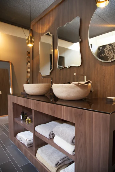 Ванна кімната з мордочками та рушниками — стокове фото
