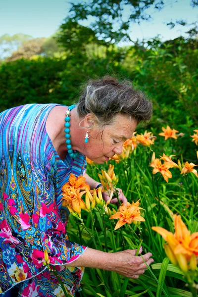 Alte Frau im Garten — Stockfoto