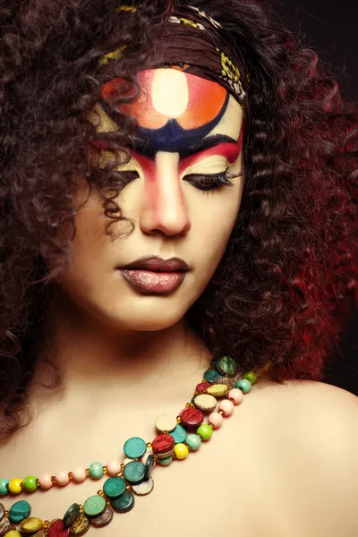 Όμορφη αφρικανή με καλλιτεχνική μακιγιάζ — Φωτογραφία Αρχείου