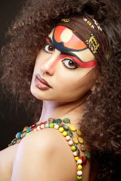 Mulher africana bonita com maquiagem artística — Fotografia de Stock