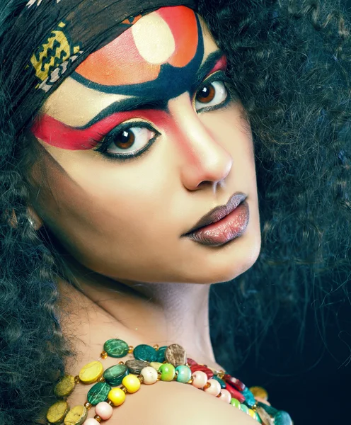 Όμορφη αφρικανή με καλλιτεχνική μακιγιάζ — Φωτογραφία Αρχείου