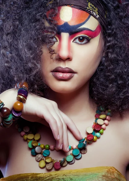Schöne afrikanische Frau mit artistischem Make-up — Stockfoto