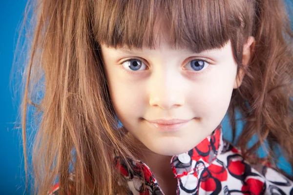 青色の背景に美しい小さな女の子 — ストック写真