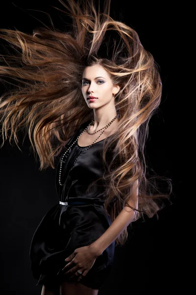 Närbild porträtt av glamour ung flicka med vackra långa hår — Stockfoto