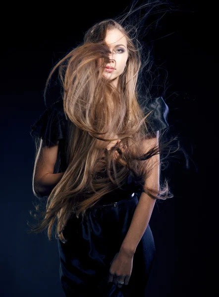Närbild porträtt av glamour ung flicka med vackra långa hår — Stockfoto
