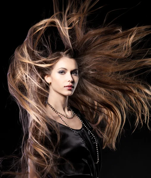 美しい長い髪のグラマー少女のクローズ アップの肖像画 — ストック写真