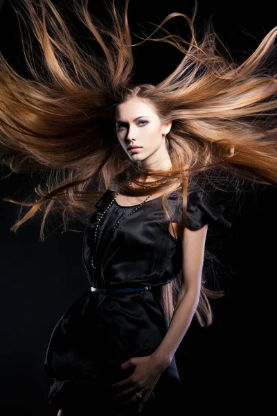 美しい長い髪のグラマー少女のクローズ アップの肖像画 — ストック写真