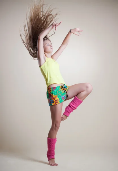 Bailarina de ballet moderna bailando sobre el fondo blanco del estudio — Foto de Stock