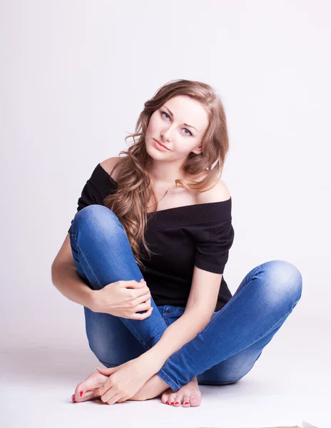 Ein schönes junges Mädchen in Jeans, natürlicher Stil — Stockfoto