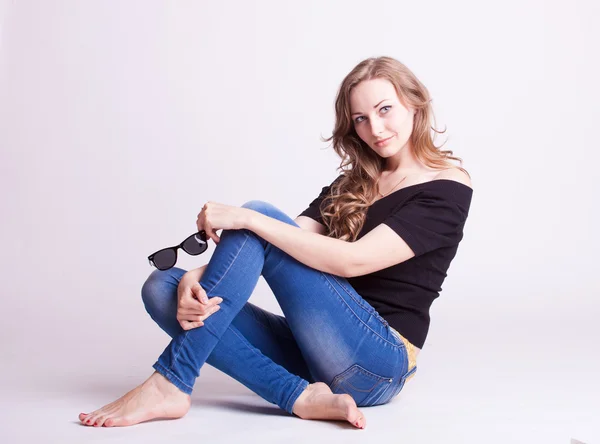 Ein schönes junges Mädchen in Jeans, natürlicher Stil — Stockfoto