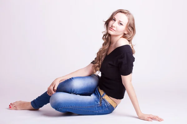 Uma menina bonita em jeans, estilo natural — Fotografia de Stock