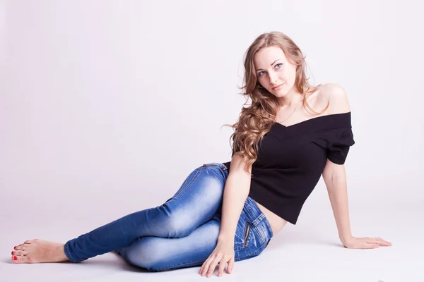 Una hermosa joven en jeans, estilo natural — Foto de Stock