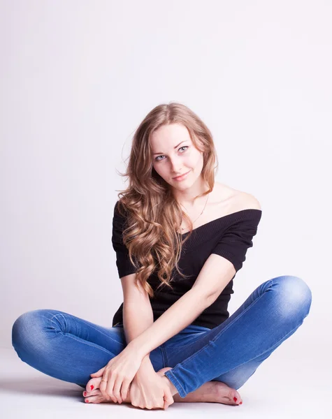 A beautiful young girl in jeans, natural style — Stock Photo, Image