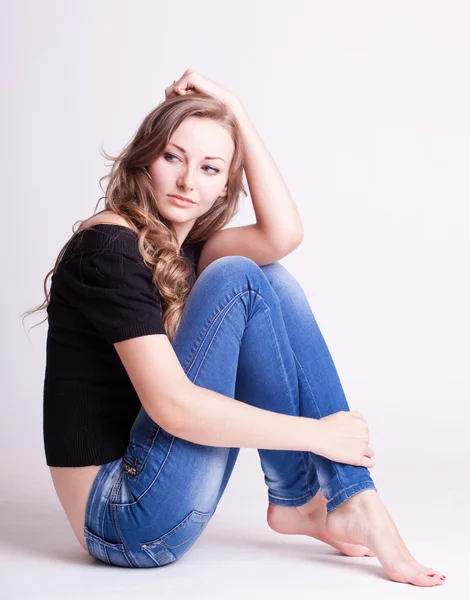Красивая молодая девушка в джинсах, в естественном стиле — стоковое фото