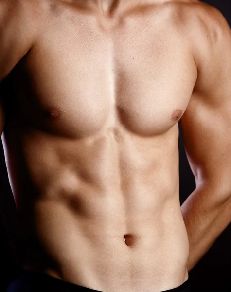 Мускулистый молодой сексуальный голый мужчина на студии — стоковое фото