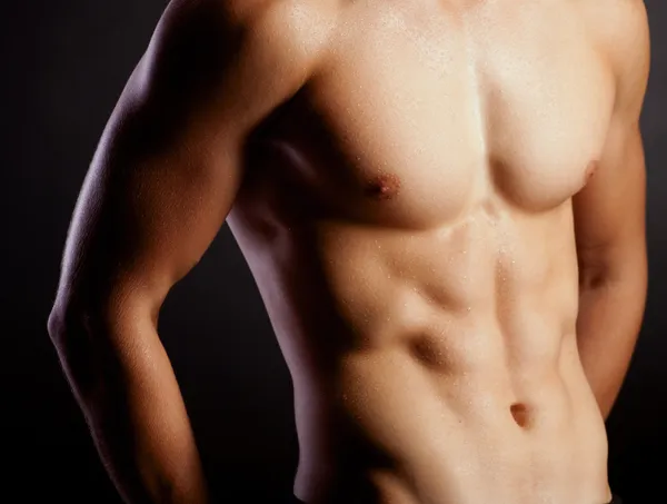 Мускулистый молодой сексуальный голый мужчина на студии — стоковое фото