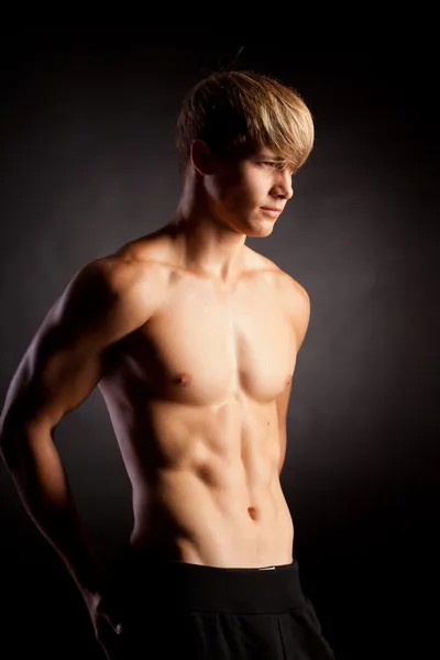 肌肉性感裸体的年轻人对工作室 — 图库照片