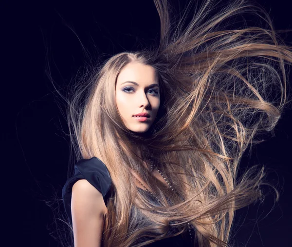 Vértes gyönyörű hosszú hajú glamour fiatal lány portréja — Stock Fotó