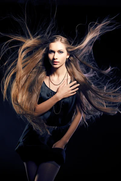 Zbliżenie portret seksowny młoda dziewczyna z piękne długie włosy — Zdjęcie stockowe